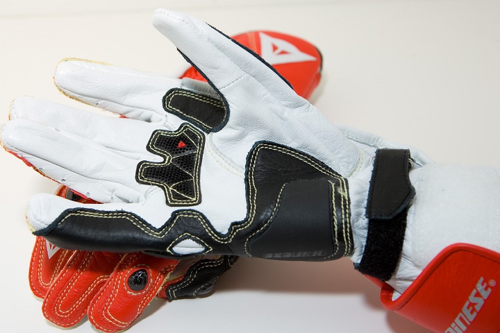 Kvalitetne motoristične rokavice so obvezen del opreme za vse motoriste