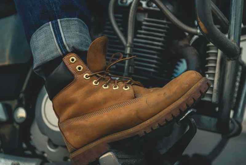 S kakovostno motoristično obutvijo do večje varnosti na motorju